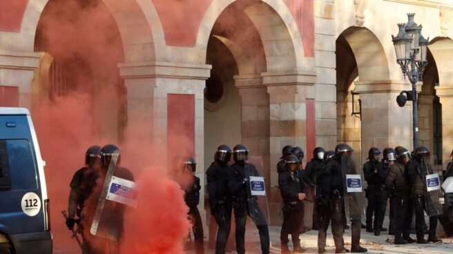 mossos_bengalas_parlament Los manifestantes lanzan bengalas y botes de humo a los Mossos d'Esquadra a las puertas del Parlament.