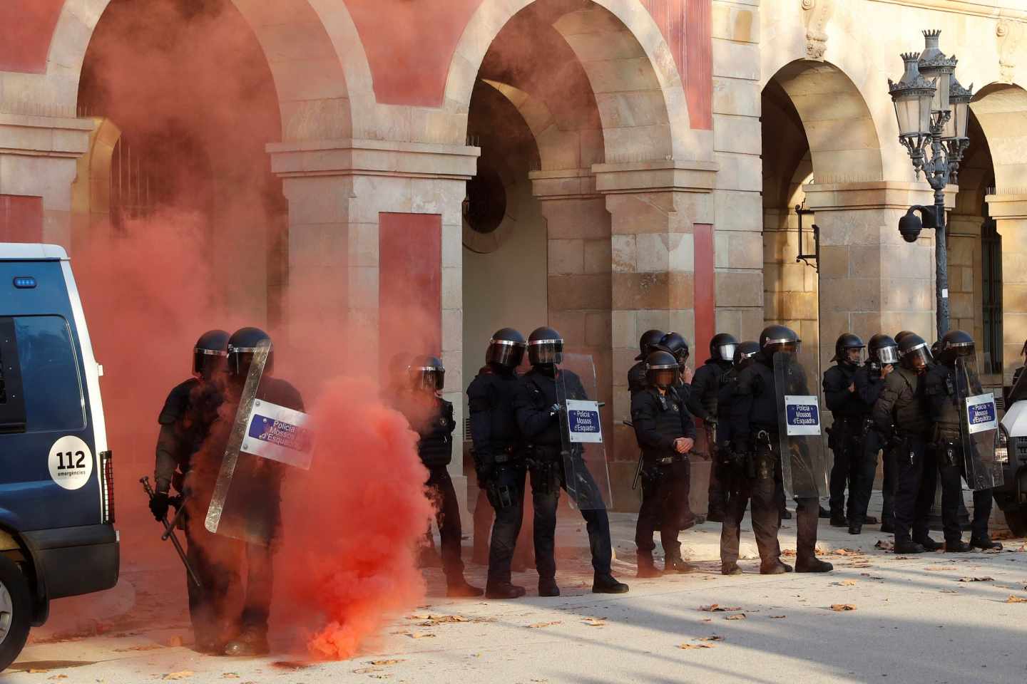Los manifestantes lanzan bengalas y botes de humo a los Mossos d'Esquadra a las puertas del Parlament.
