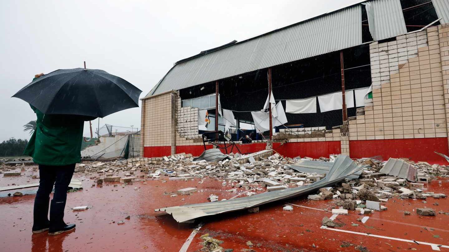 Fachada del pabellón de Dénia tras ser golpeado por el tornado.