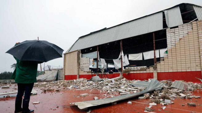 Fachada del pabellón de Dénia tras ser golpeado por el tornado.