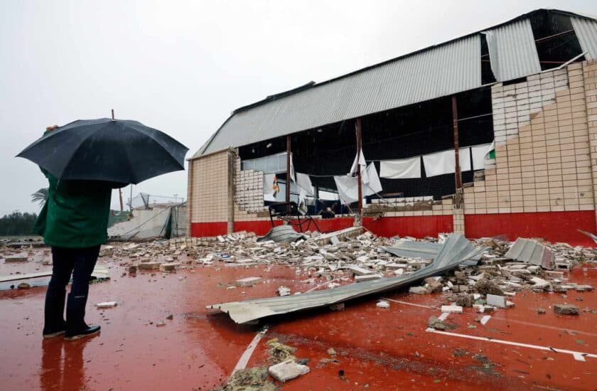 Fachada del pabellón de Dénia tras ser golpeado por el tornado.