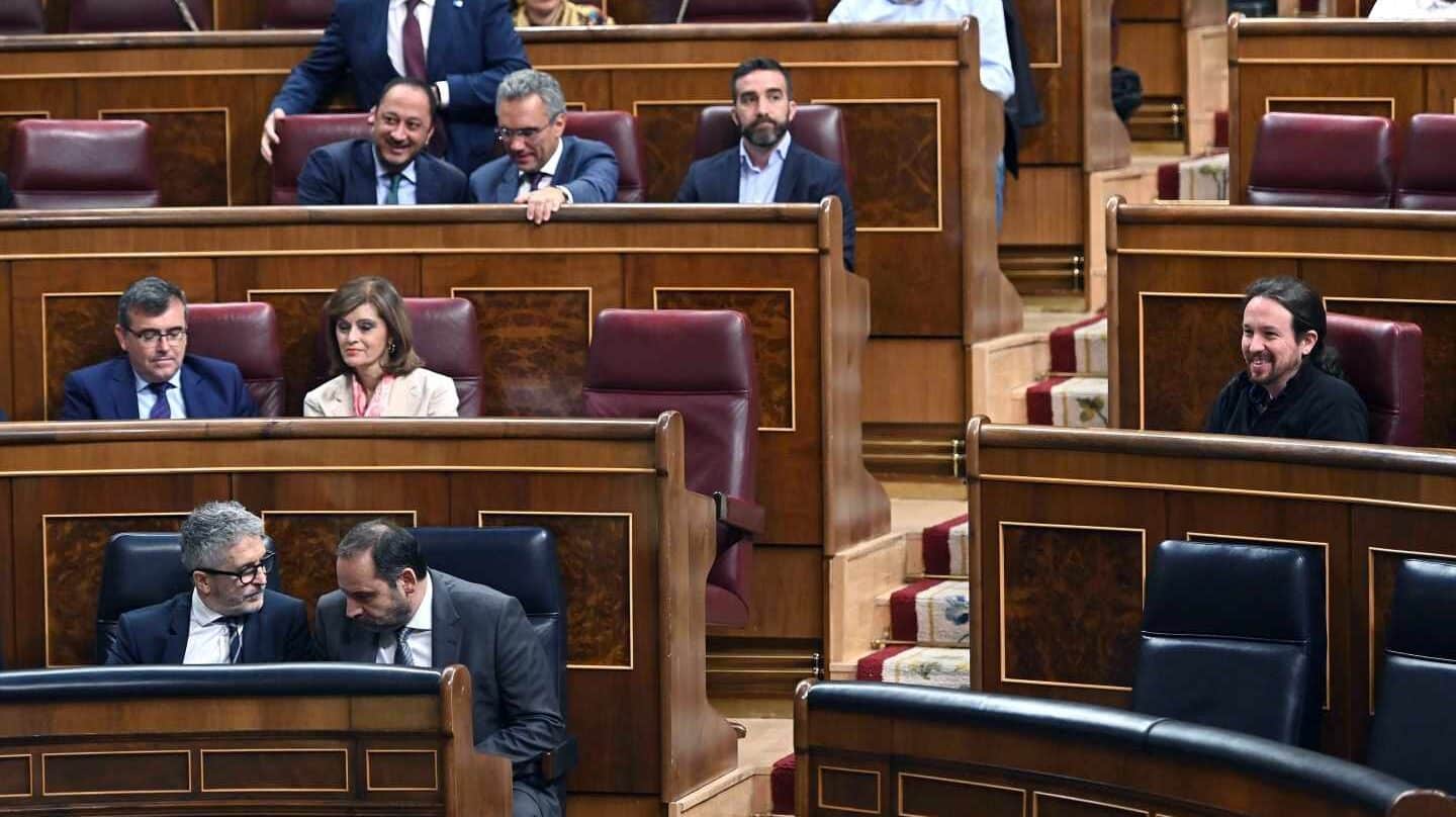 Pablo Iglesias, junto a la bancada socialista este martes en el Congreso de los Diputados.