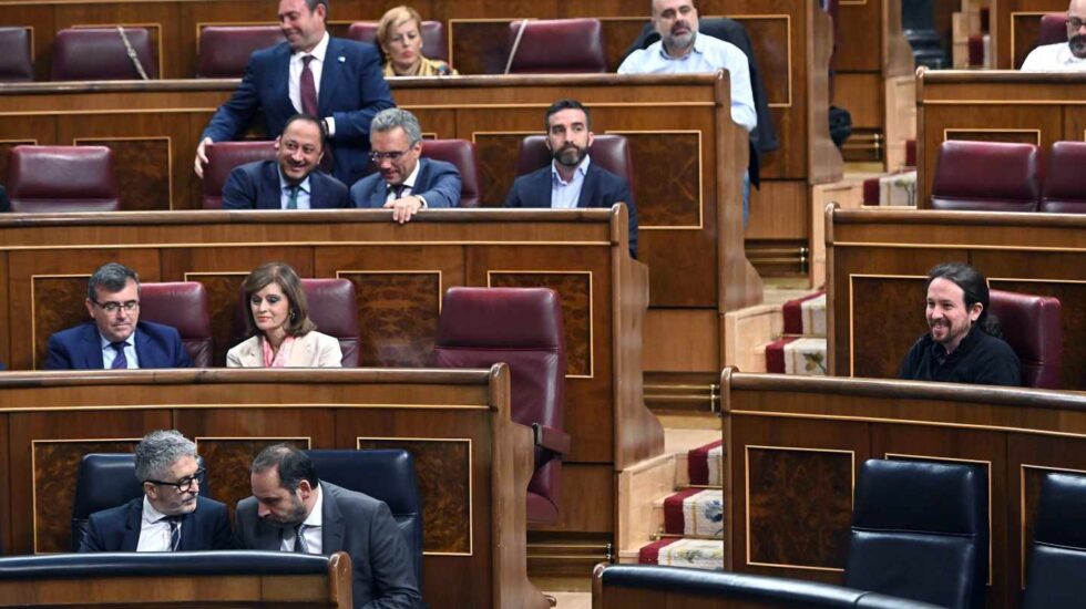 Pablo Iglesias, junto a la bancada socialista este martes en el Congreso de los Diputados.