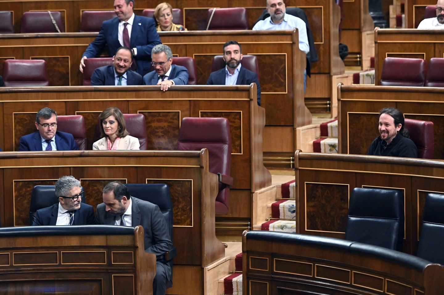Pablo Iglesias, junto a la bancada socialista este martes en el Congreso de los Diputados.