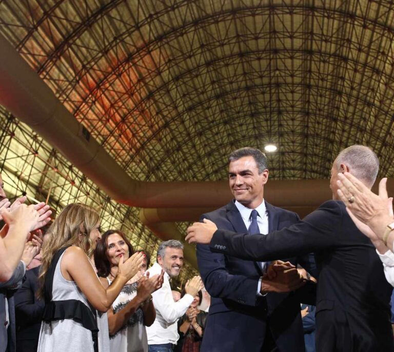 Sánchez convierte su propuesta a Podemos en un acto electoral y le vuelve a ofrecer cargos