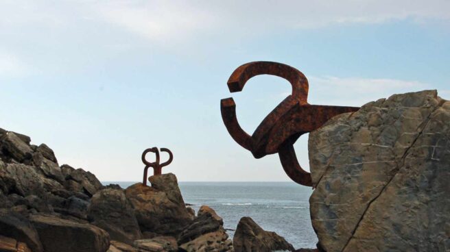 Pintan con lazos amarillos el Peine del Viento de Chillida en San Sebastián