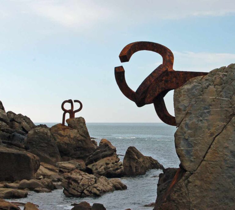 Pintan con lazos amarillos el Peine del Viento de Chillida en San Sebastián