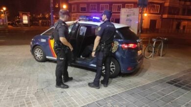 Un detenido en Granada por amenazar a sus vecinos con un martillo y un 'taser'