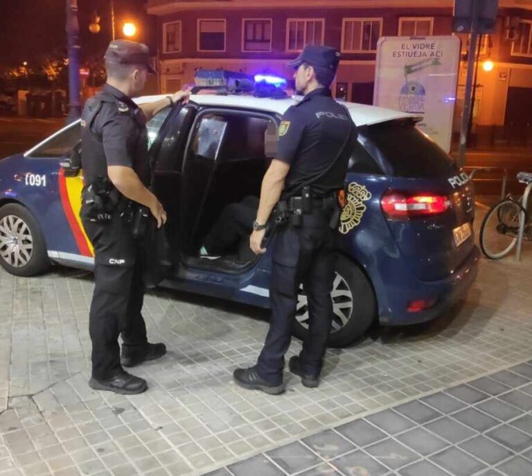 Un detenido en Granada por amenazar a sus vecinos con un martillo y un 'taser'