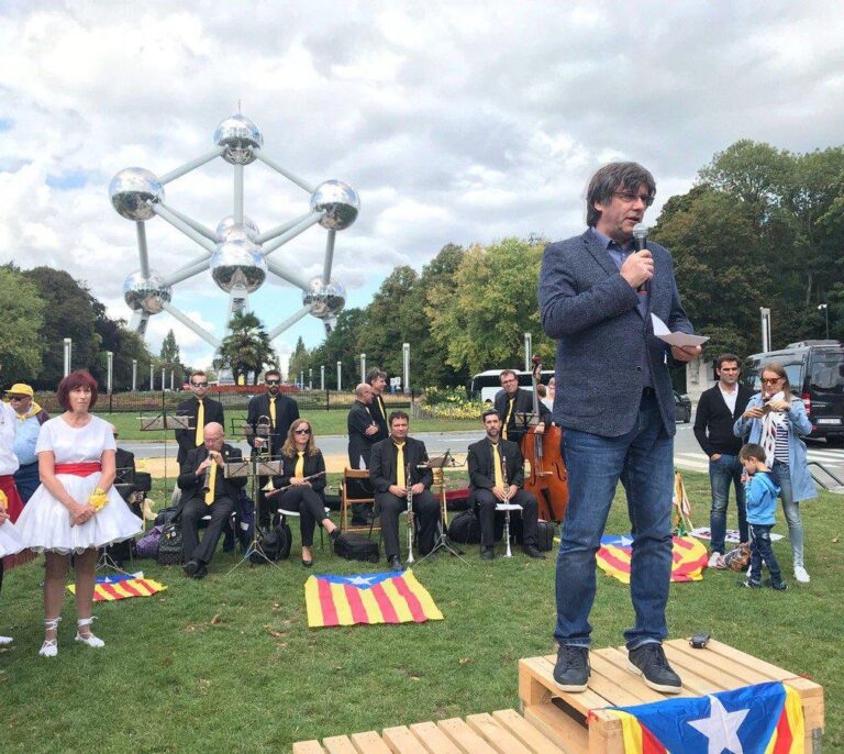 Puigdemont y la aventura de los Pitufos