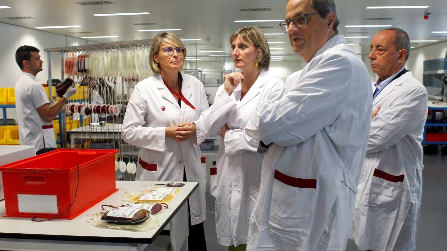Quim Torra, durante una visita a un banco de sangre.