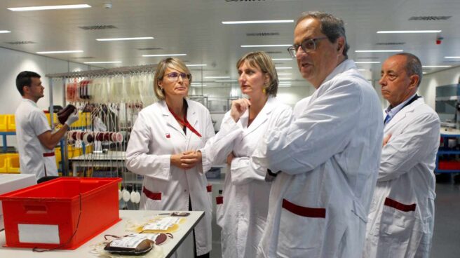 Quim Torra, durante una visita a un banco de sangre.