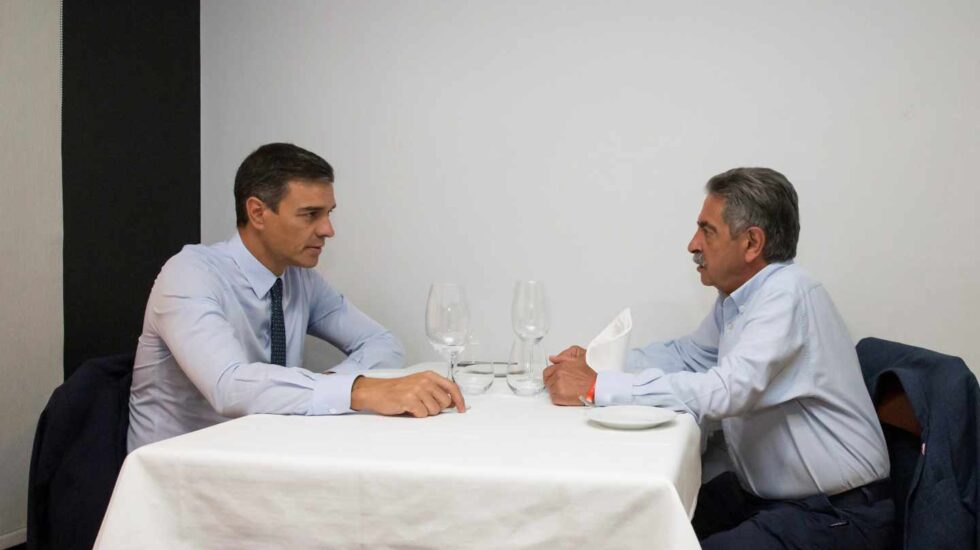 Pedro Sánchez y Miguel Ángel Revilla comparten un almuerzo en Santander, este miércoles.