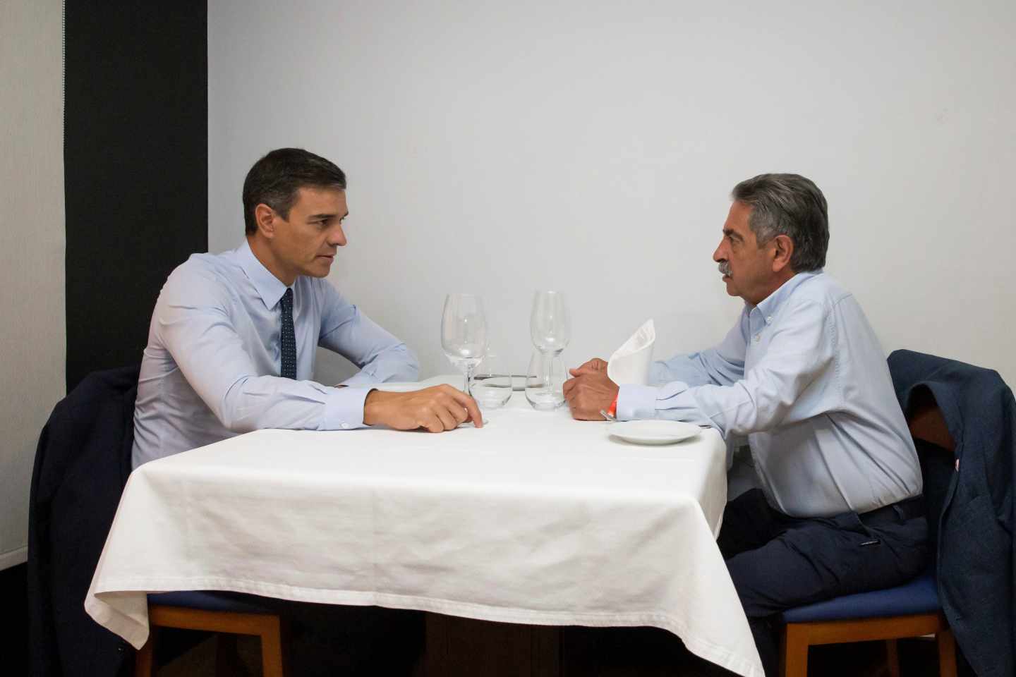 Pedro Sánchez y Miguel Ángel Revilla comparten un almuerzo en Santander, este miércoles.