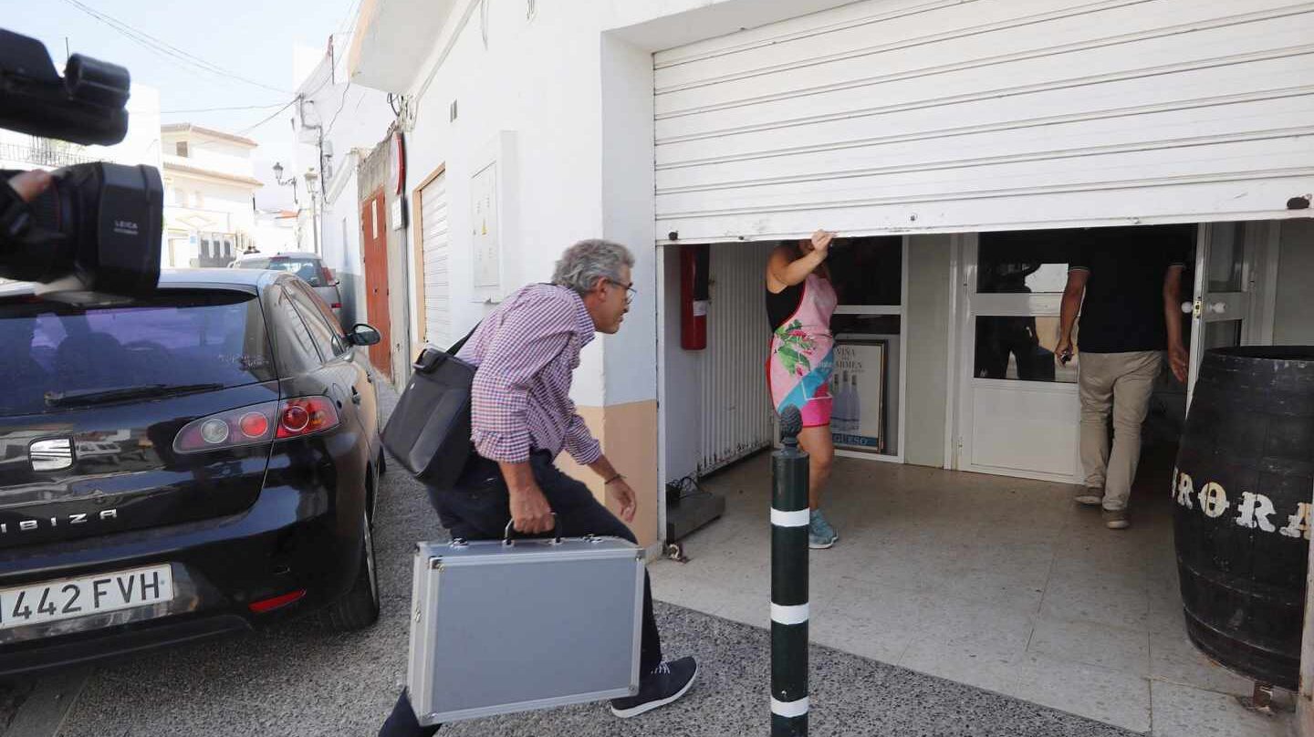 Un inspector de la Junta de Andalucía entra en la empresa Sabores de Paterna.