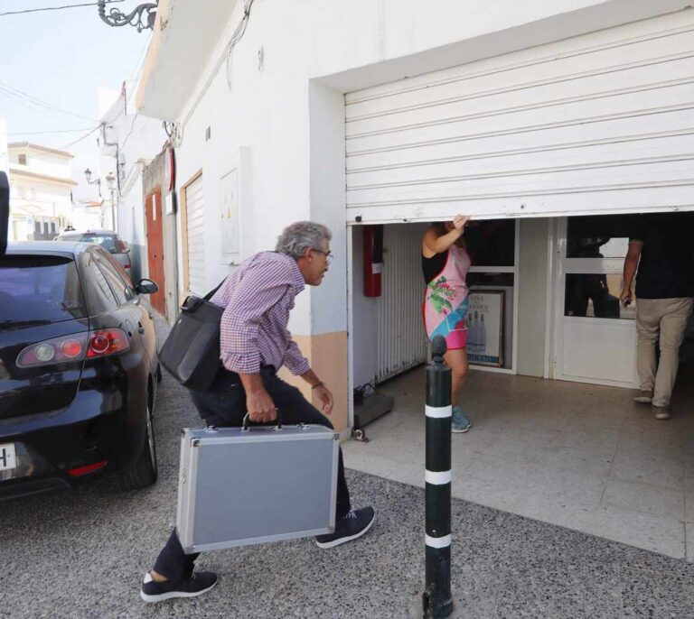 Vecinos se concentran para dar "cariño" a la empresa Sabores de Paterna tras el nuevo brote de listeriosis