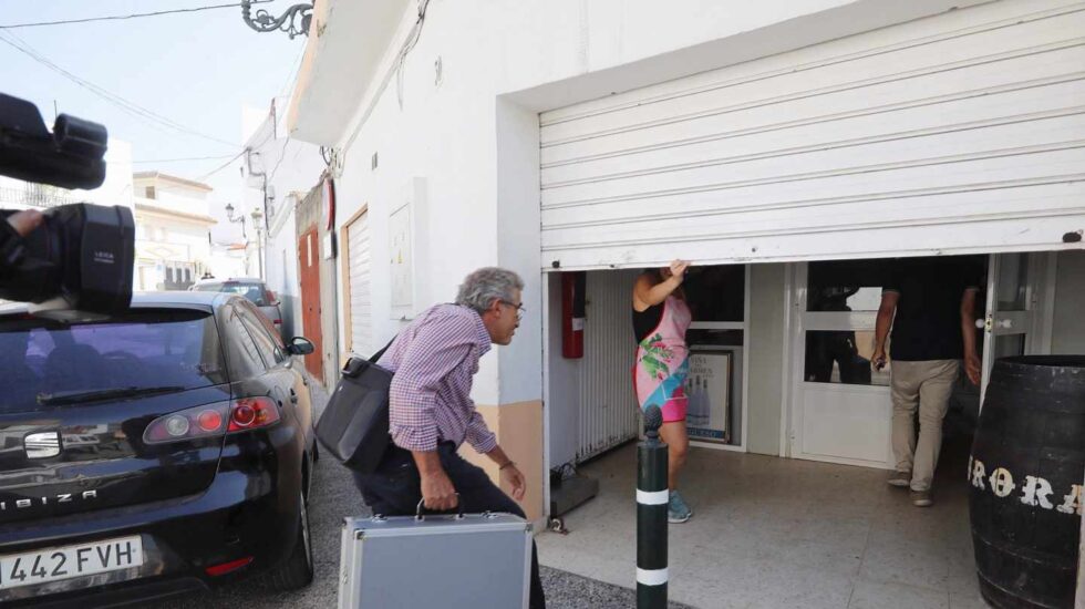 Un inspector de la Junta de Andalucía entra en la empresa Sabores de Paterna.