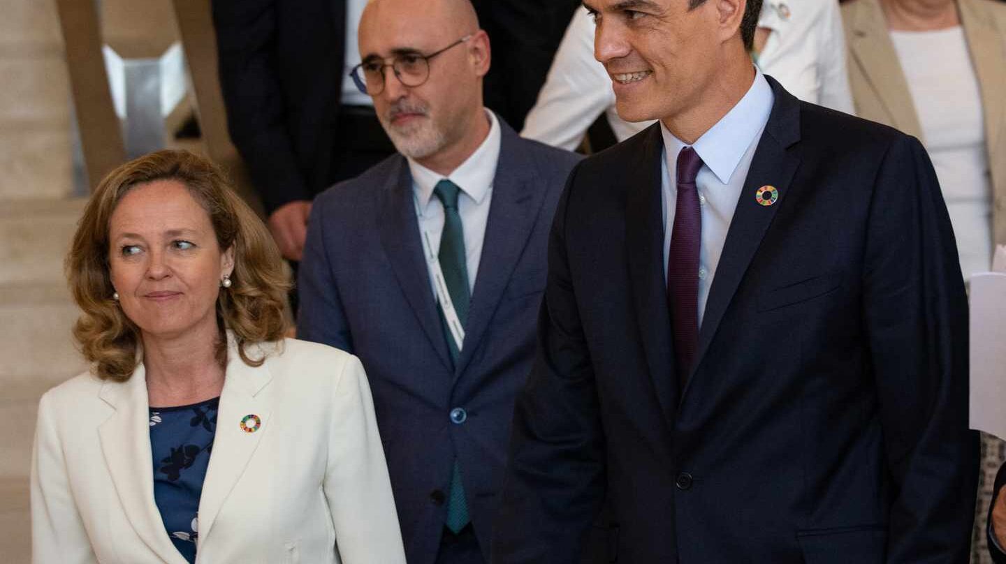 La ministra de Economía, Nadia Calviño, y el presidente del Gobierno, Pedro Sánchez.