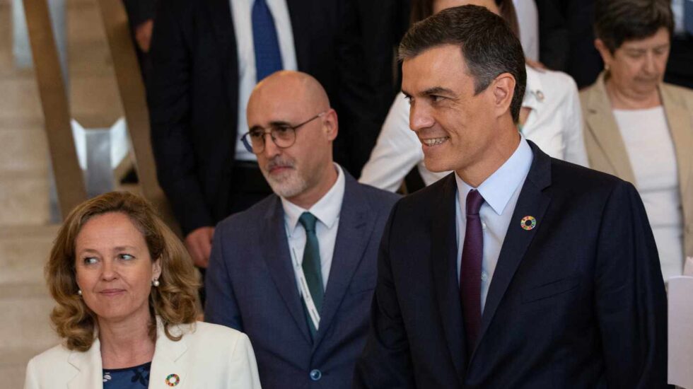 La ministra de Economía, Nadia Calviño, y el presidente del Gobierno, Pedro Sánchez.