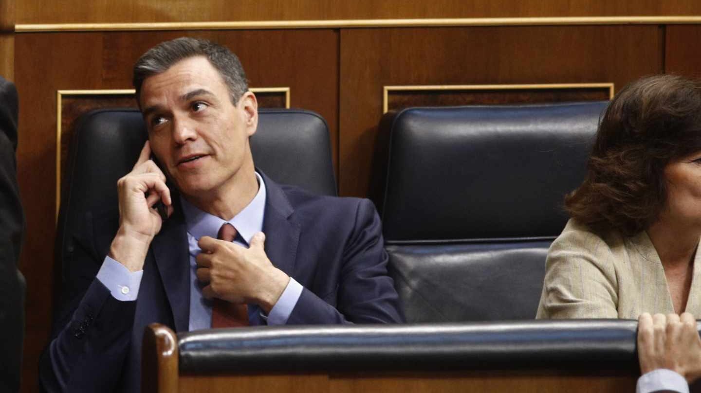 El presidente del Gobierno, Pedro Sánchez, habla por el móvil.