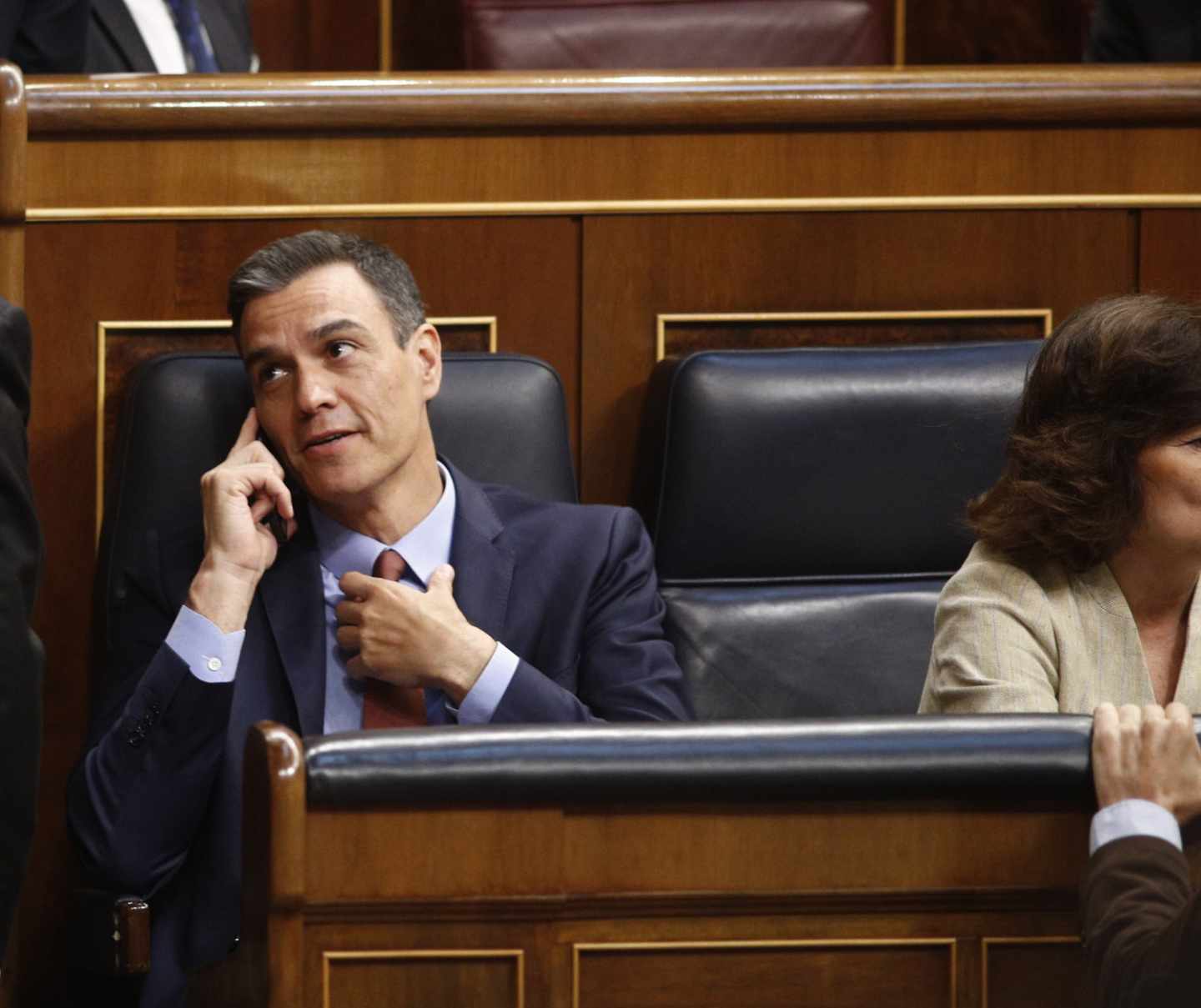 El presidente del Gobierno, Pedro Sánchez, habla por el móvil.