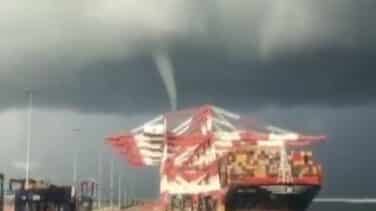 Un tornado provoca daños materiales en el puerto de Barcelona