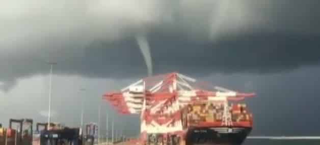 Un tornado ha sorprendido este domingo en el puerto de Barcelona.
