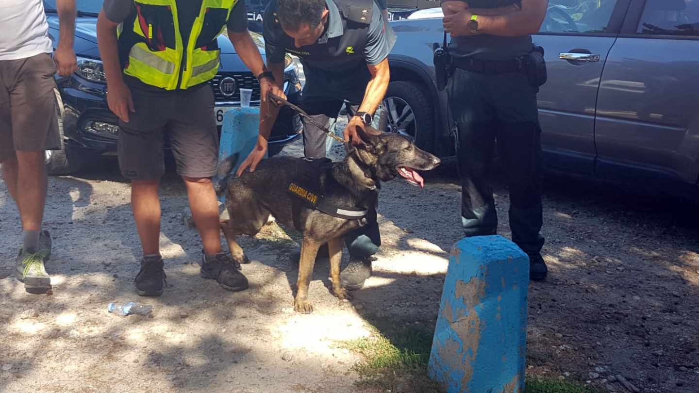 Xena con efectivos de la Guardia Civil.