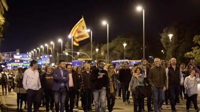 Los cargos electos convocados por Puigdemont cortan la Diagonal de Barcelona