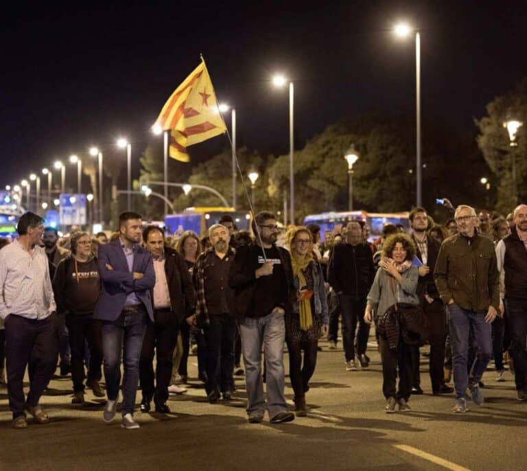 Los cargos electos convocados por Puigdemont cortan la Diagonal de Barcelona
