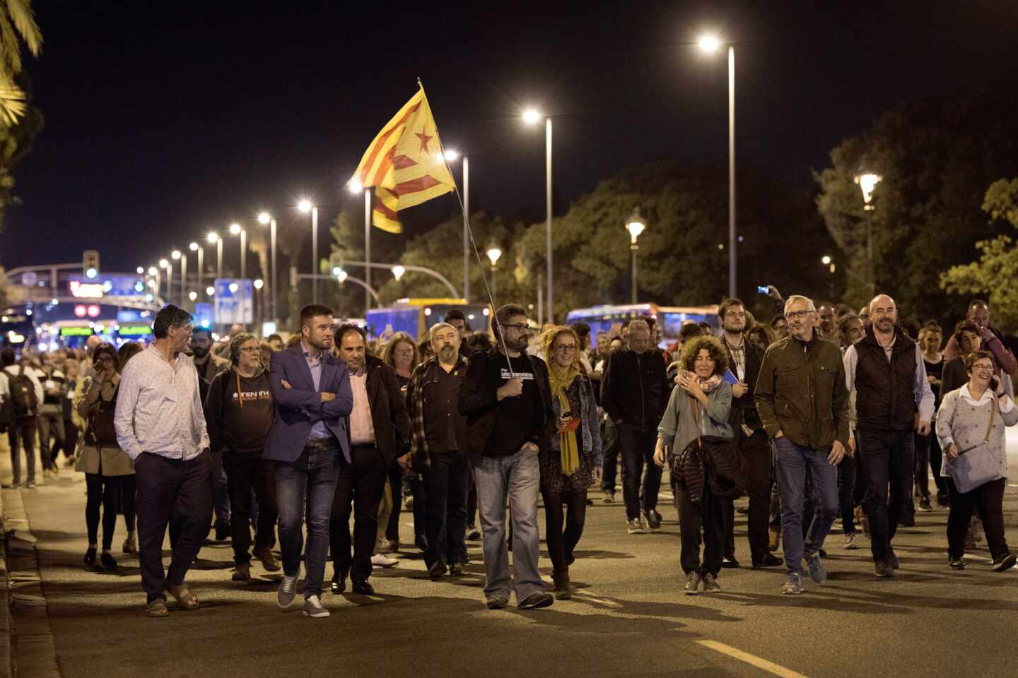 Los cargos electos convocados por Puigdemont cortan la Diagonal de Barcelona