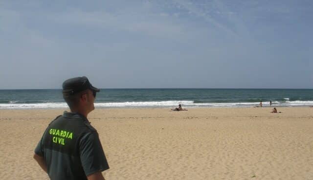 Un cadáver aparece flotando en una playa de Valencia Guardia Civil