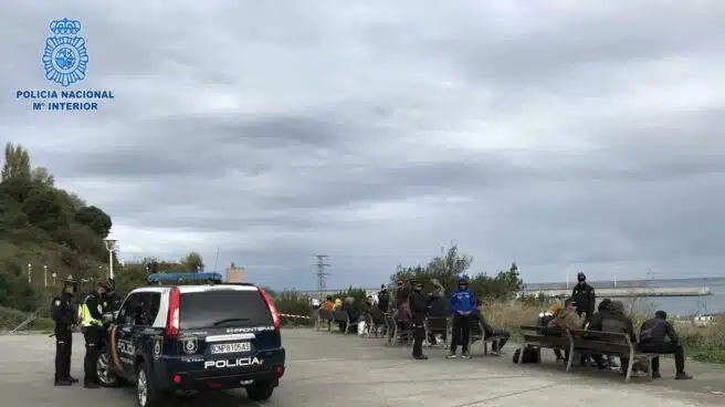 Desmantelan un asentamiento de 34 albaneses para colarse en el Puerto de Bilbao