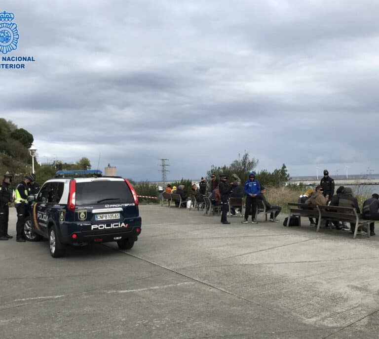 Desmantelan un asentamiento de 34 albaneses para colarse en el Puerto de Bilbao