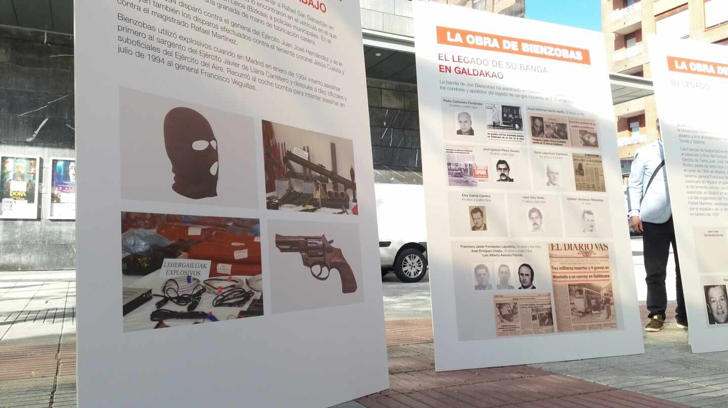 'Contraexposición' del PP en Galdakao para denunciar la muestra del preso de ETA, Jon Bienzobas.