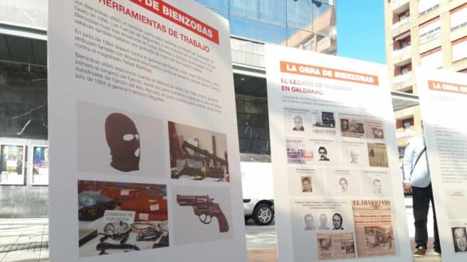 'Contraexposición' del PP en Galdakao para denunciar la muestra del preso de ETA, Jon Bienzobas.