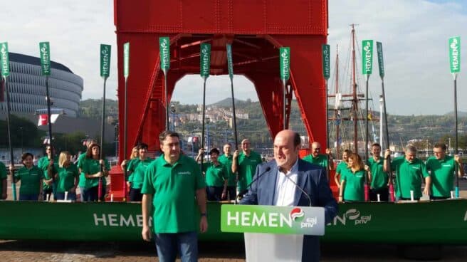 El presidente del PNV, Andoni Ortuzar, junto a Aitor Esteban, durante el acto celebrado en Bilbao.