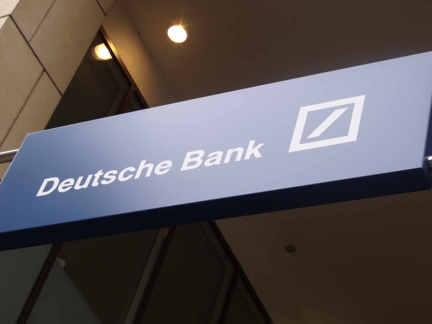 Deutsche Bank cerrará 12 oficinas y 49 sucursales en España.