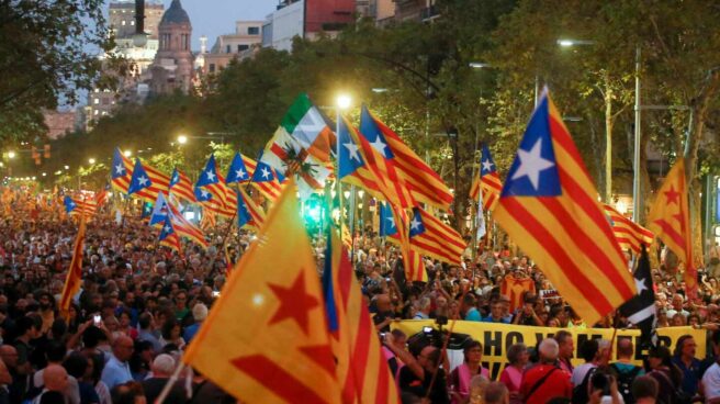 Manifestantes portan banderas 'esteladas' en la concentración convocada este miércoles en Barcelona.
