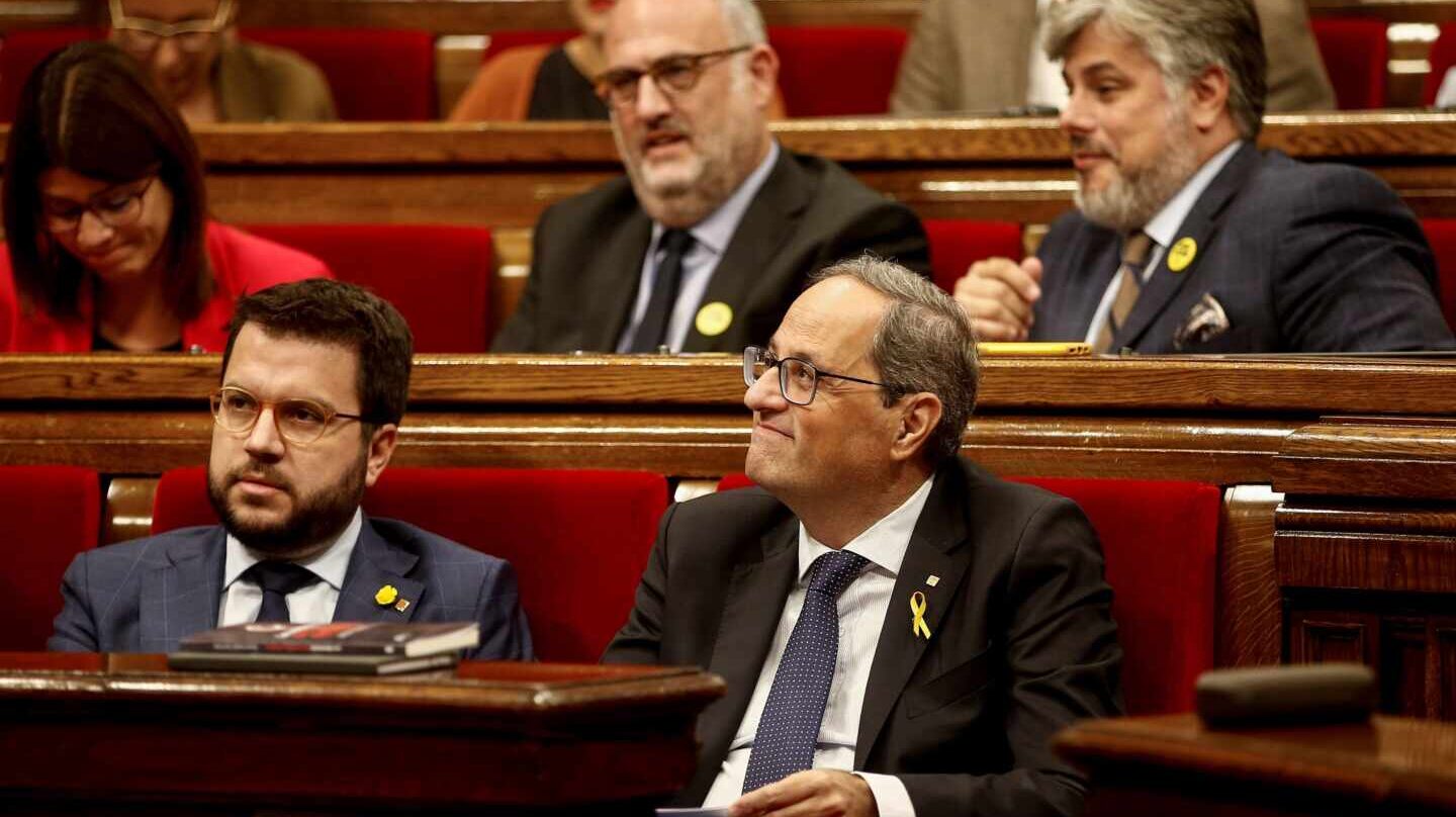 El presidente del la Generalitat de Cataluña, Quim Torra, acompañado por el vicepresidente y conseller de Economía, Pere Aragonés, durante el debate de la moción de censura celebrado este lunes en el Parlament.