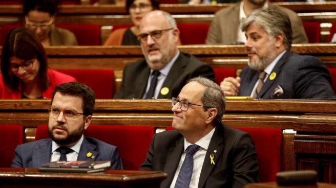 El presidente del la Generalitat de Cataluña, Quim Torra, acompañado por el vicepresidente y conseller de Economía, Pere Aragonés, durante el debate de la moción de censura celebrado este lunes en el Parlament.