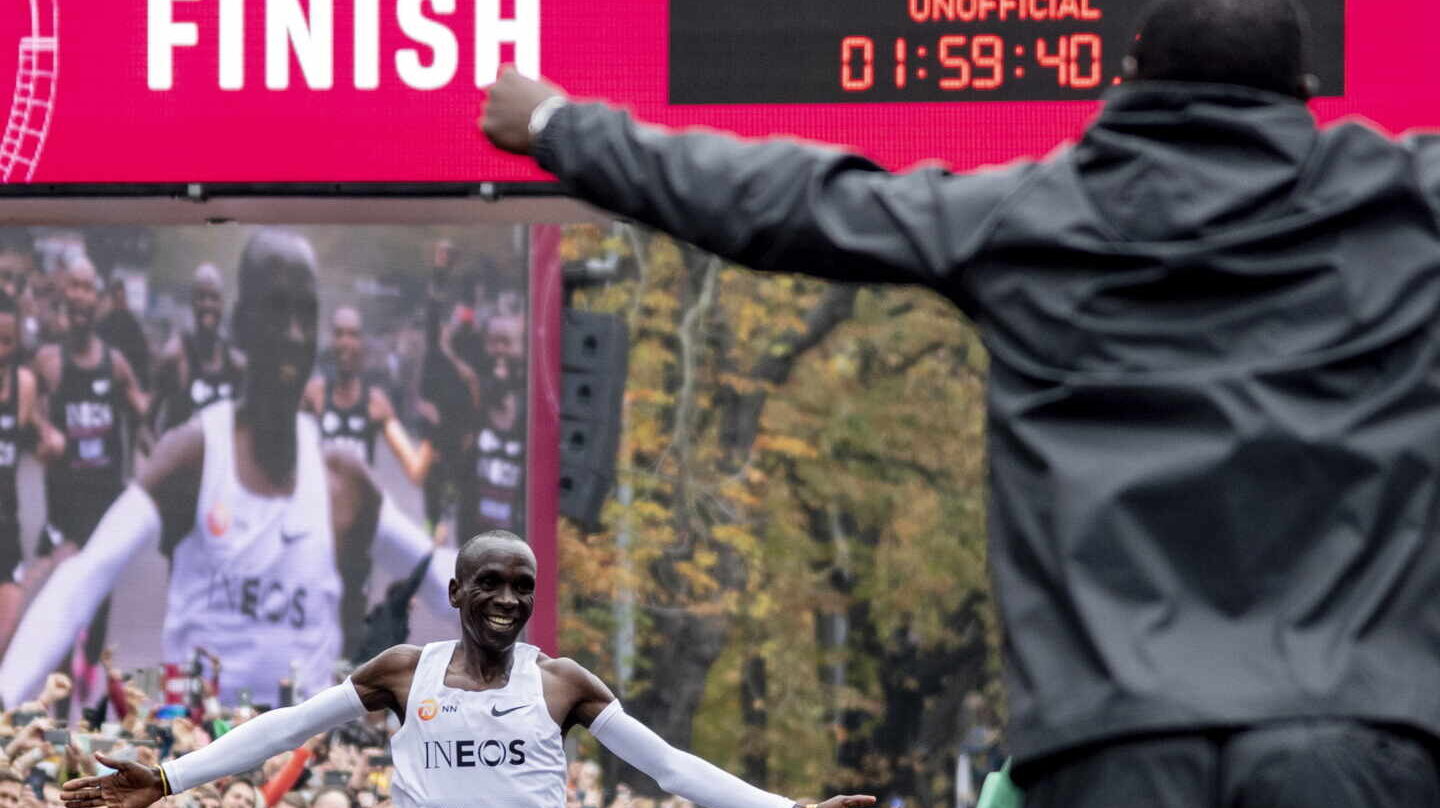 Kipchoge cruza la meta en Viena