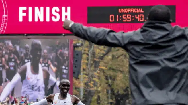 Kipchoge redefine los límites humanos: corre un maratón en 1:59:40