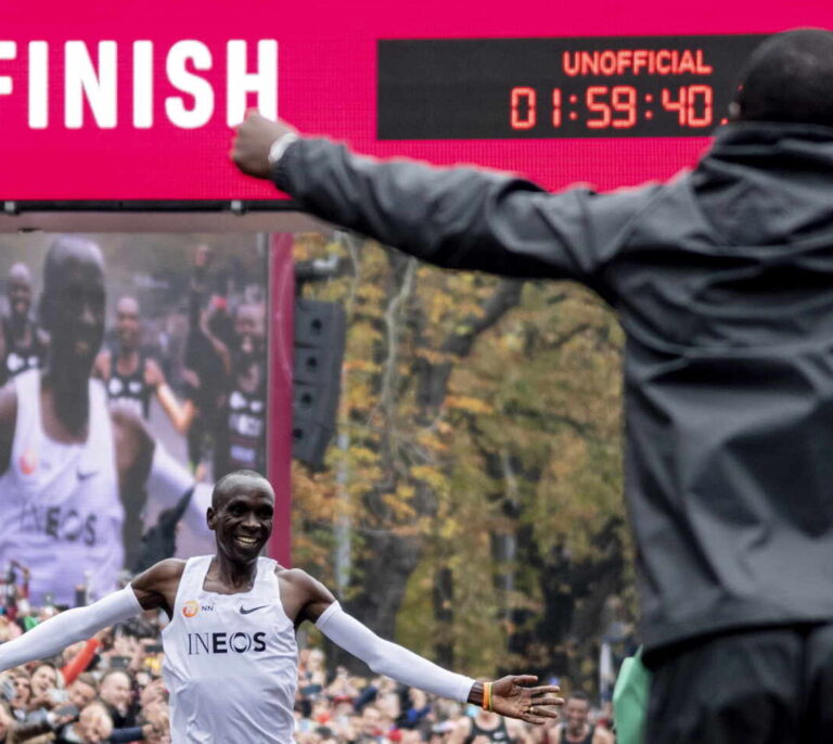 Kipchoge redefine los límites humanos: corre un maratón en 1:59:40