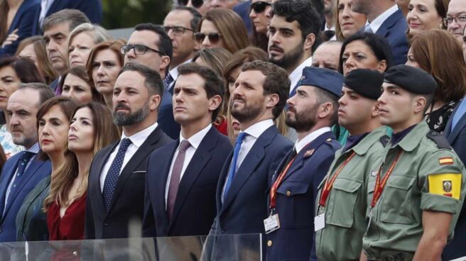 Abascal, Rivera y Casado durante el desfile por el Día de la Fiesta Nacional.