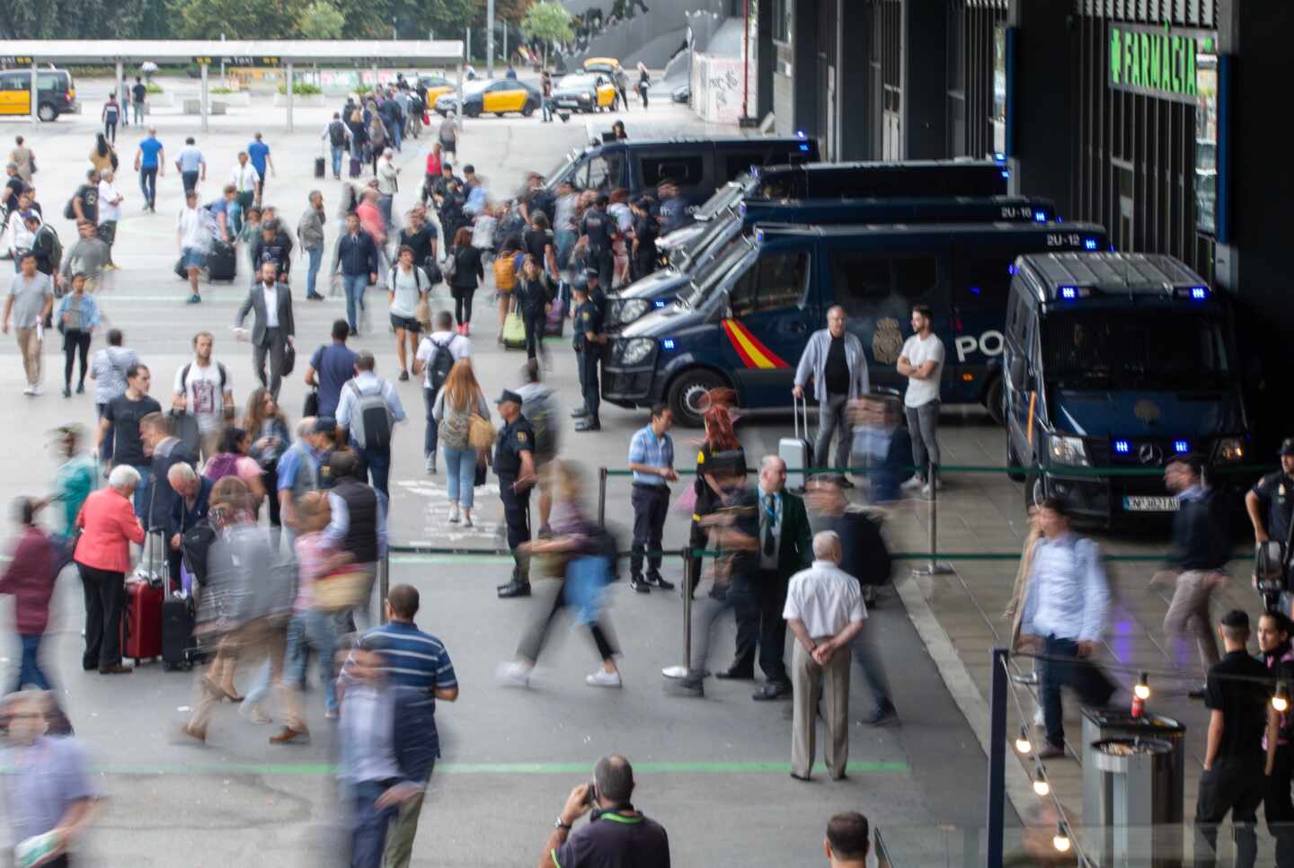 Mossos y Policía se han desplegado en estación de Sants y han cortado el acceso al metro