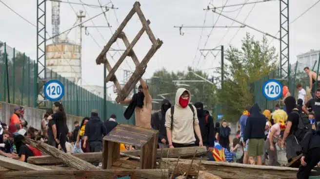 Manifestantes independentistas cortan las vías del AVE en Gerona