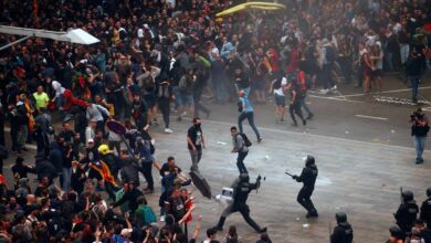 Los manifestantes comienzan a abandonar El Prat tras protagonizar una batalla campal