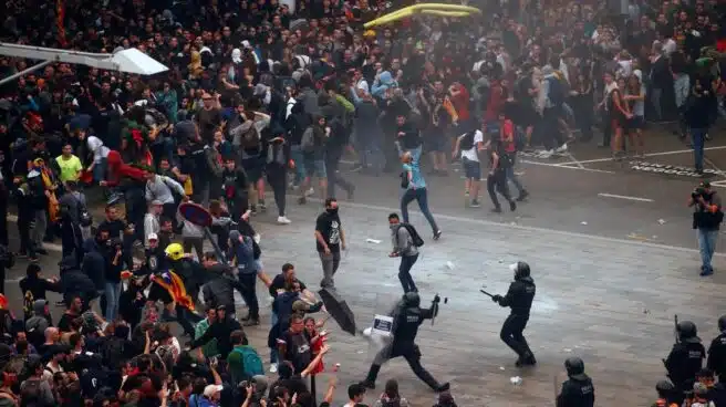 Los manifestantes comienzan a abandonar El Prat tras protagonizar una batalla campal