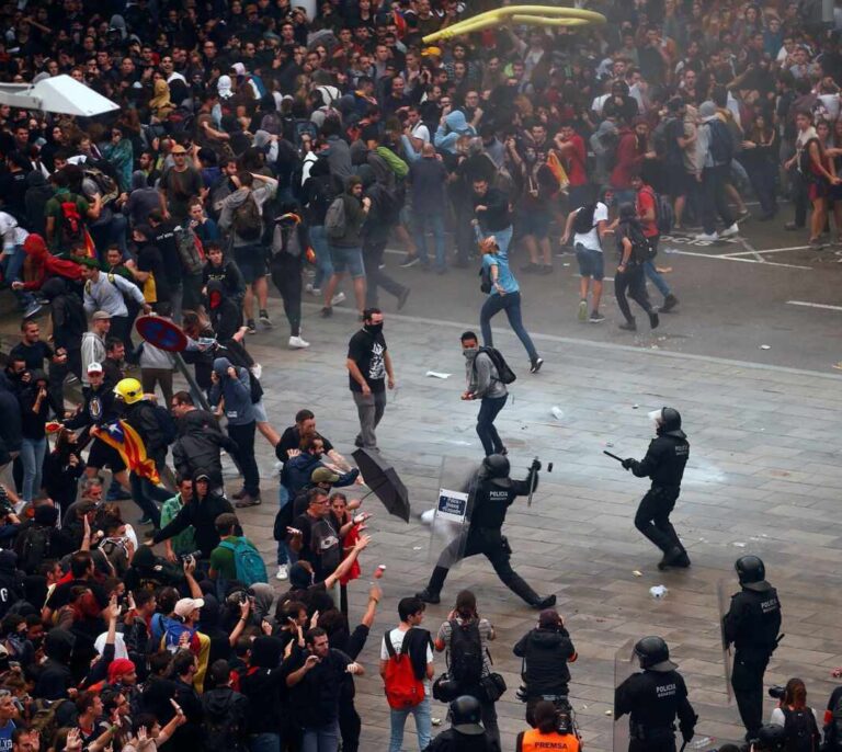 Los manifestantes comienzan a abandonar El Prat tras protagonizar una batalla campal